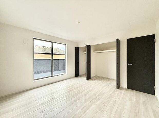 【リビング以外の居室】■落ち着いた色合いのお部屋で穏やかな時間を楽しめます