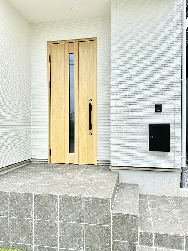 【玄関】■ 帰るたびにホッとする、安心感のある佇まい