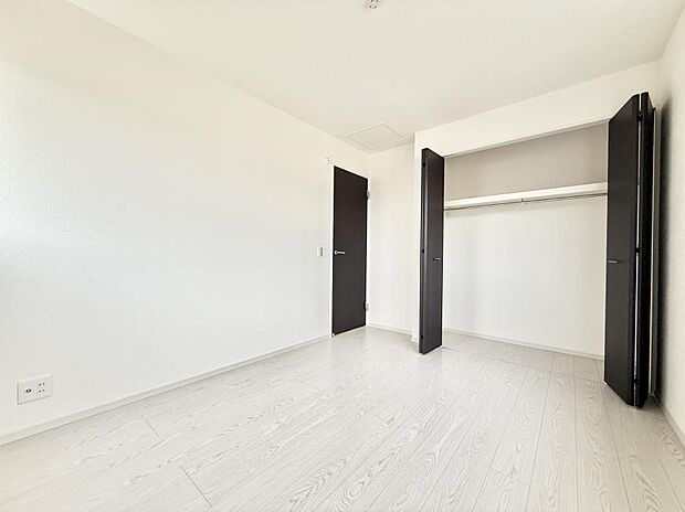 【リビング以外の居室】■落ち着いた色合いのお部屋で穏やかな時間を楽しめます