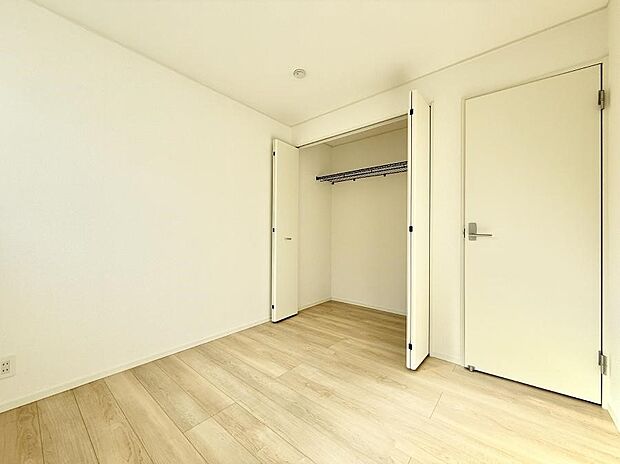 【寝室】■シンプルな空間で、収納付きベッドやデスクなど、多機能な家具を活用しやすいです