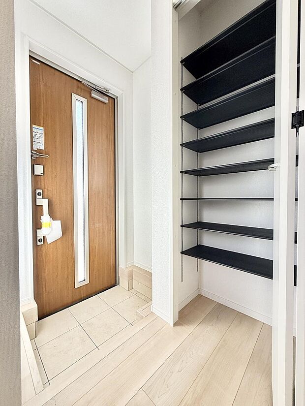 【玄関】■ 家族やゲストをやさしく迎える、心地よい空間