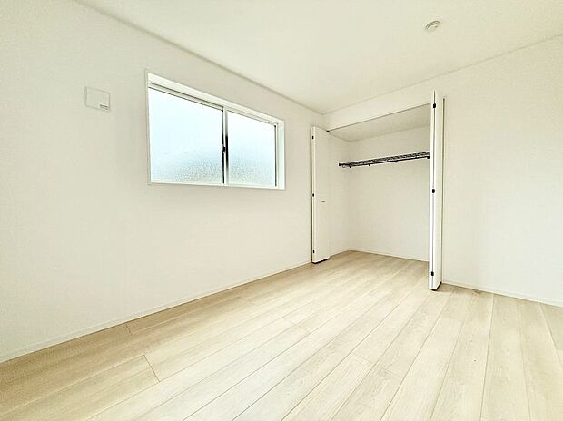 【寝室】■窓の配置や通気性の良い設計で部屋の空気がこもらず、常に新鮮な空気が流れます