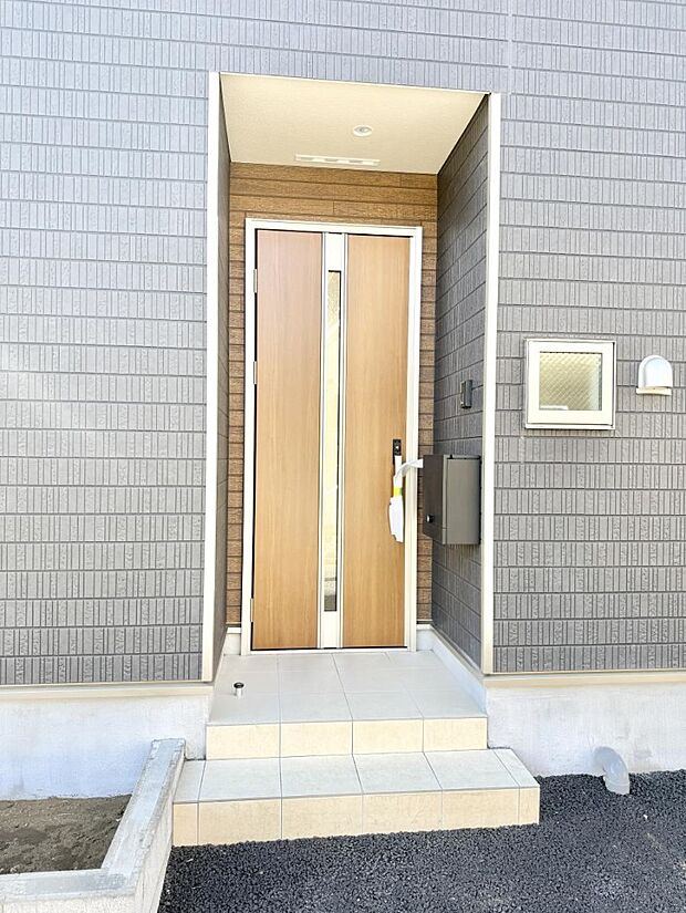 【玄関】■ 家族とゲストをやさしく迎える、心温まる玄関