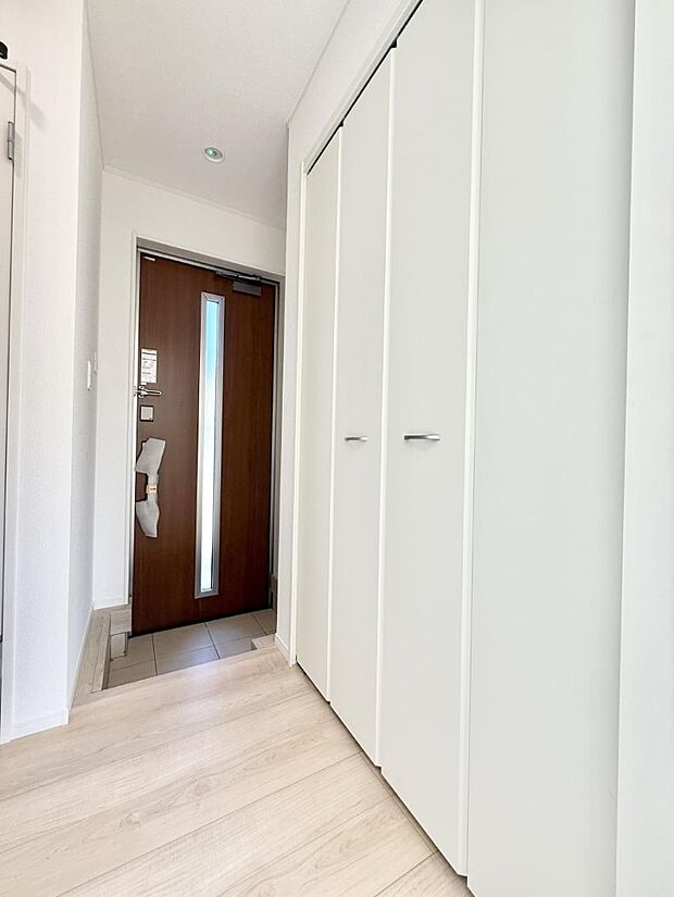 【玄関】■ 毎日を気持ちよく迎える、明るく温もりのある玄関