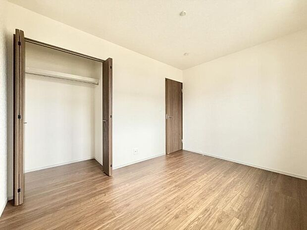 【寝室】■窓の配置や通気性の良い設計で部屋の空気がこもらず、常に新鮮な空気が流れます