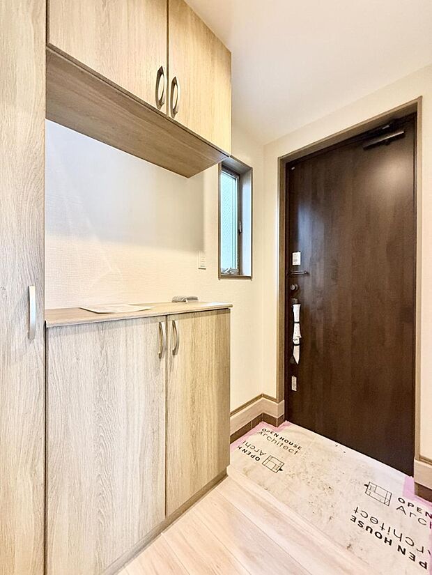 【玄関】■ 家族やゲストをやさしく迎える、心地よい空間