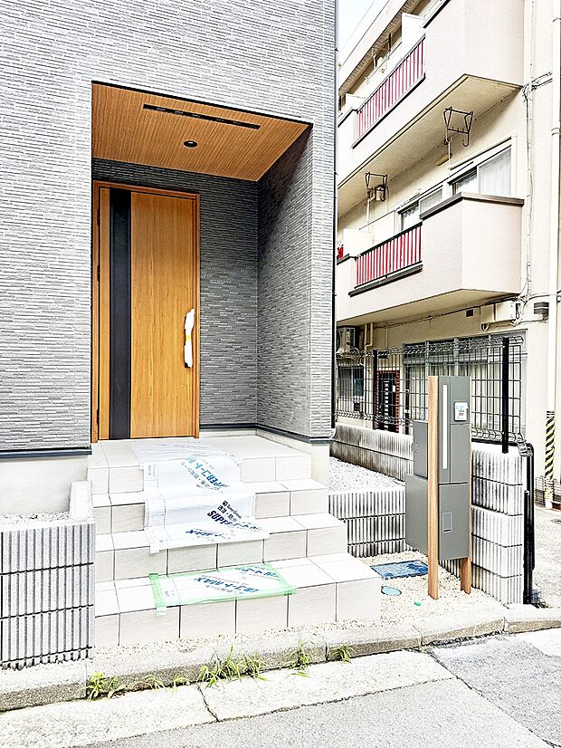 【玄関】1号棟  ■ シンプルで美しく、住まいの第一印象を彩る玄関です
