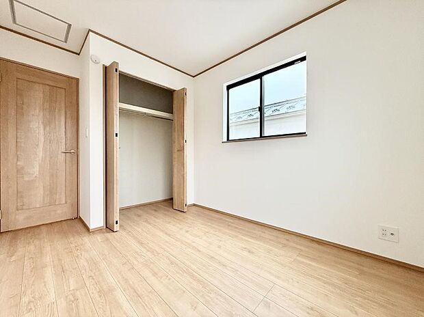 【リビング以外の居室】■落ち着いた色合いのお部屋で穏やかな時間を楽しめます