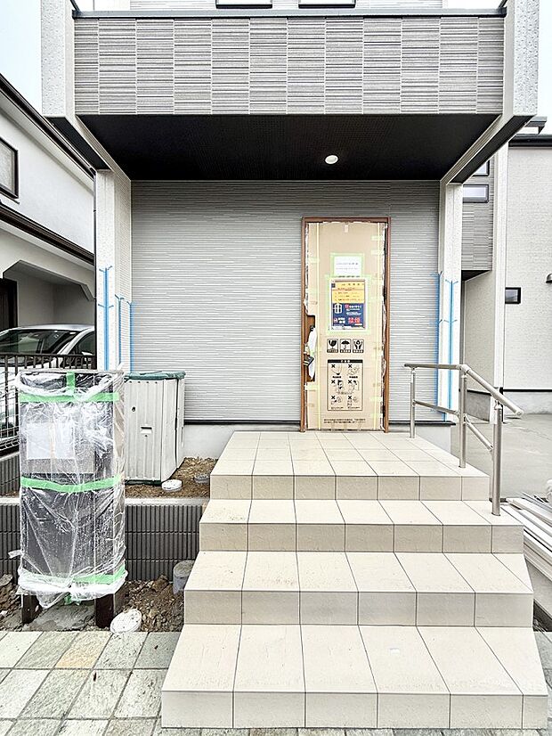 【玄関】■ 家族とゲストをやさしく迎える、心温まる玄関