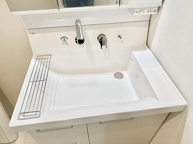 【ハンドシャワー付洗面台】■細かい部分まで洗いやすく便利なハンドシャワー付き
