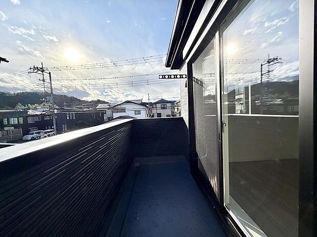 【バルコニー】■ 季節の移ろいを感じられる開放的な空間です