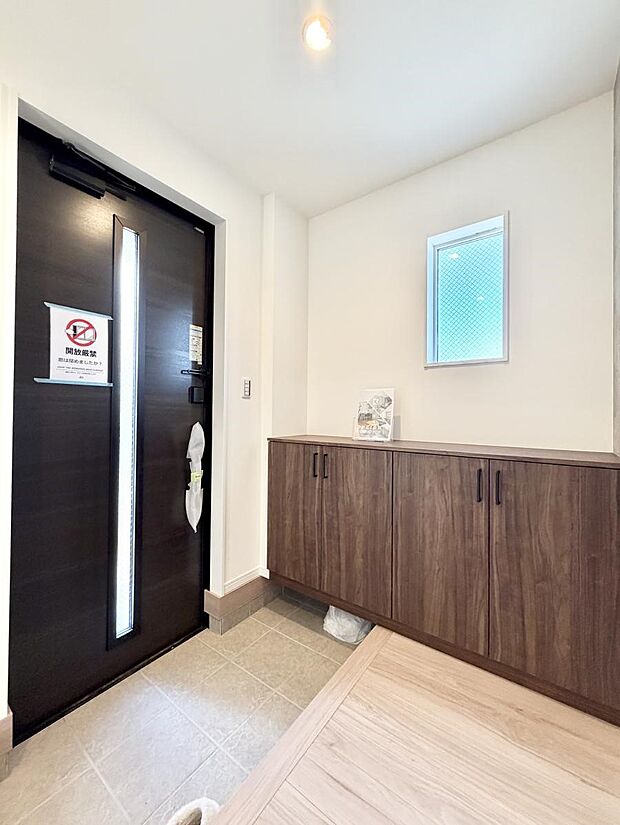 【玄関】■ ここから始まる一日、すっきり整った玄関