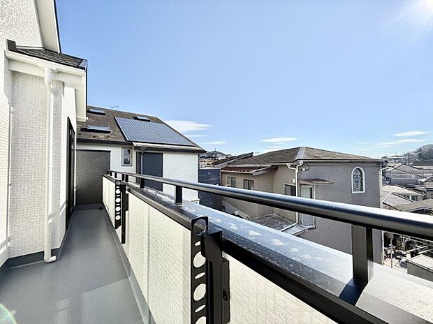 【バルコニー】■ 心地よい風と光を感じる、くつろぎのバルコニー