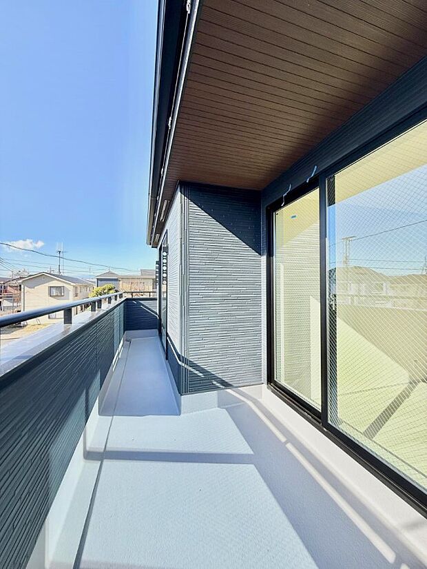 【バルコニー】■ 季節の移ろいを感じられる開放的な空間です
