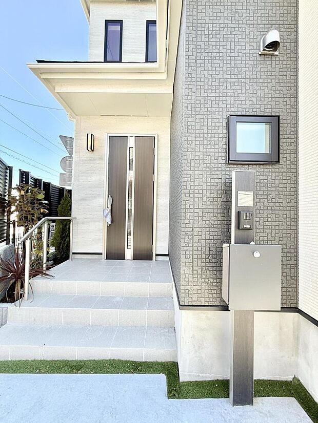 【玄関】■ 帰るたびにホッとする、安心感のある佇まい