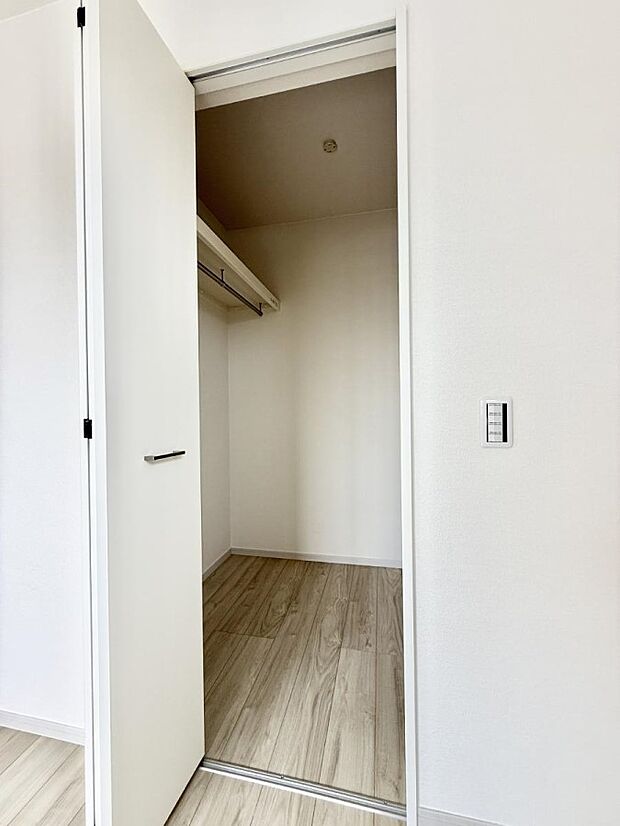 【収納】1号棟  ■季節の洋服も、思い出の小物もすっきり収納できるウォークインクローゼット付  