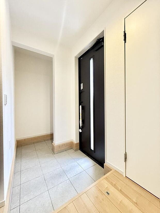 【玄関】■ 毎日を気持ちよく迎える、明るく温もりのある玄関