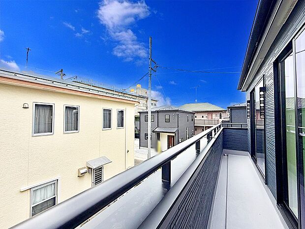 【バルコニー】■ 心地よい風と光を感じる、くつろぎのバルコニー