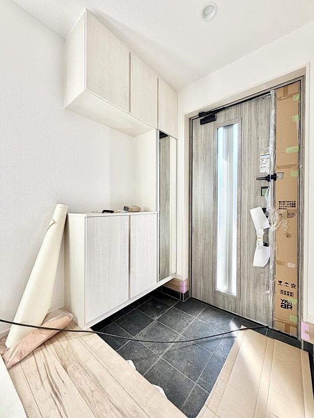 【玄関】■ 家族やゲストをやさしく迎える、心地よい空間