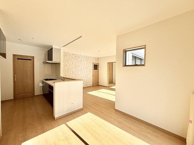 【リビング】■光と風を感じる、リラックスできる空間