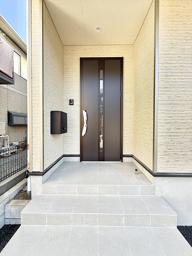 【玄関】■ 家族とゲストをやさしく迎える、心温まる玄関