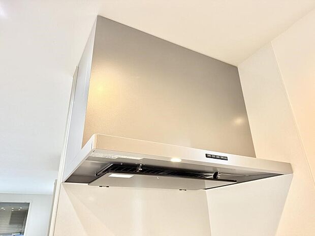 【レンジフード】■調理時の蒸気や匂いが換気扇に誘導され、効率的に排煙ができます。