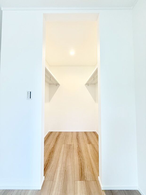 【収納】■季節の洋服も、思い出の小物もすっきり収納できるウォークインクローゼット付