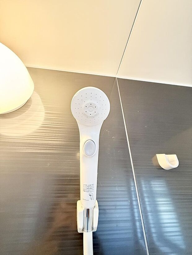 【止水シャワーヘッド】■手元で簡単に止水できるため、水の無駄遣いを減らすことができます。