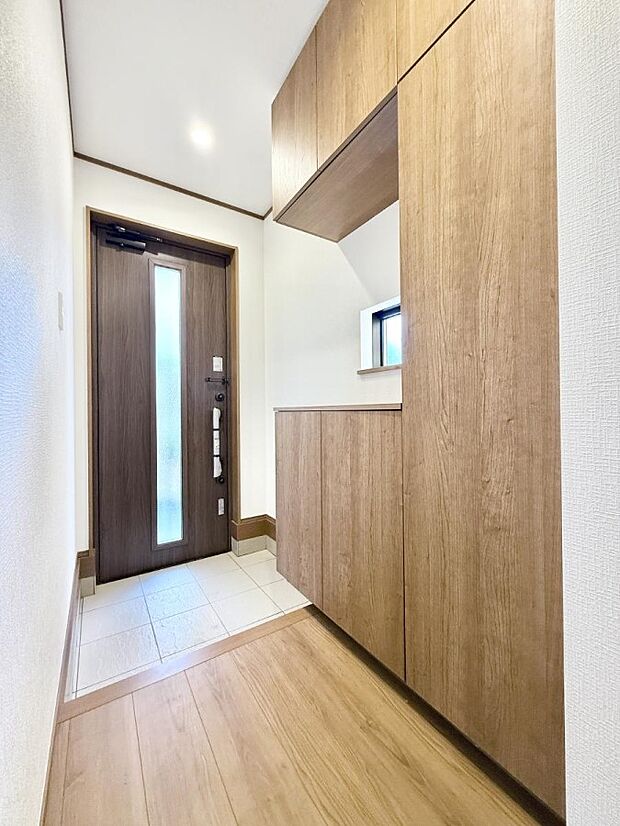 【玄関】■ 家族やゲストをやさしく迎える、心地よい空間