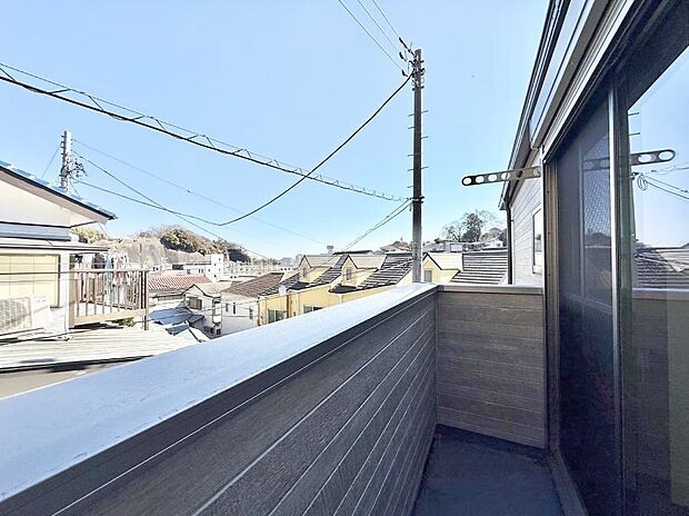 【バルコニー】■ 朝のコーヒーや夜の星空を楽しむ、癒しの場所