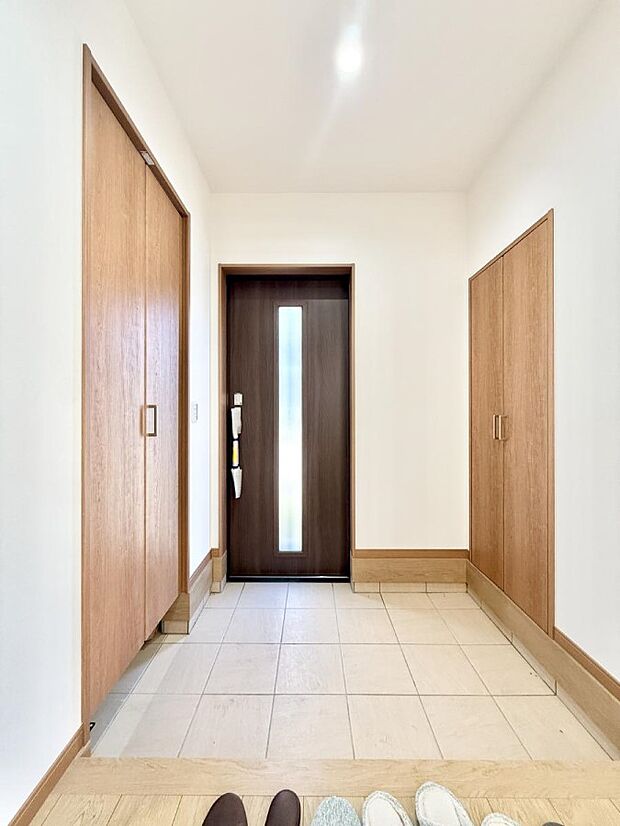 【玄関】■ 家族やゲストをやさしく迎える、心地よい空間