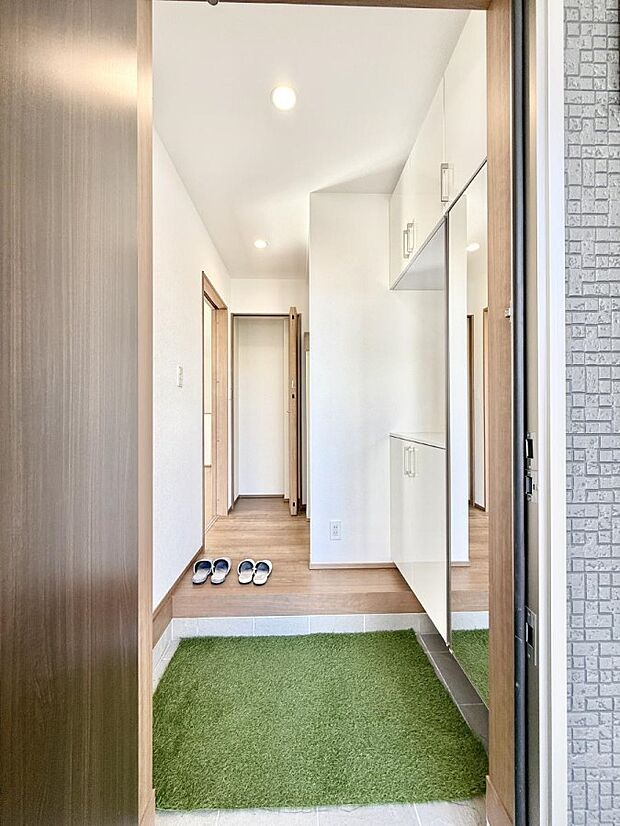 【玄関】■ 家族やゲストをやさしく迎える、心地よい空間