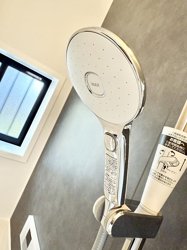 【止水シャワーヘッド】■手元で簡単に止水できるため、水の無駄遣いを減らすことができます。