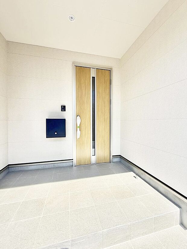 【玄関】■ 帰るたびにホッとする、安心感のある佇まい