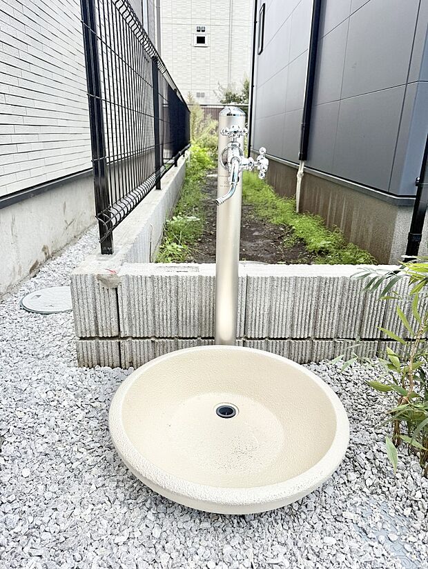 【その他現地】■ガーデニングや洗車などの際に大活躍な屋外立水栓