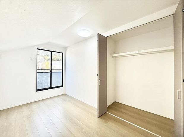 【寝室】■窓の配置や通気性の良い設計で部屋の空気がこもらず、常に新鮮な空気が流れます