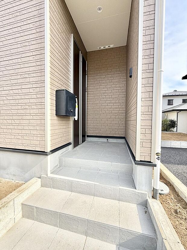 【玄関】■ 心地よい暮らしへとつながる、温かい玄関