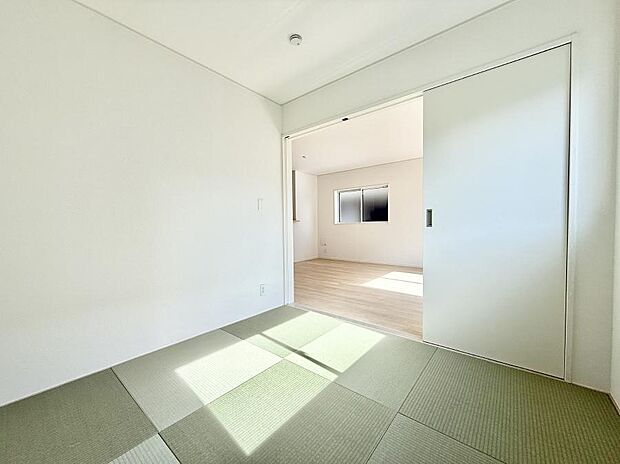 【リビング以外の居室】■清潔感あふれるお部屋で毎日を快適に過ごせます