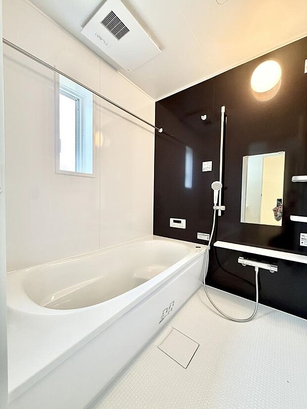 【浴室】■落ち着いた色合いの壁面、ゆっくり寛げるバスルーム