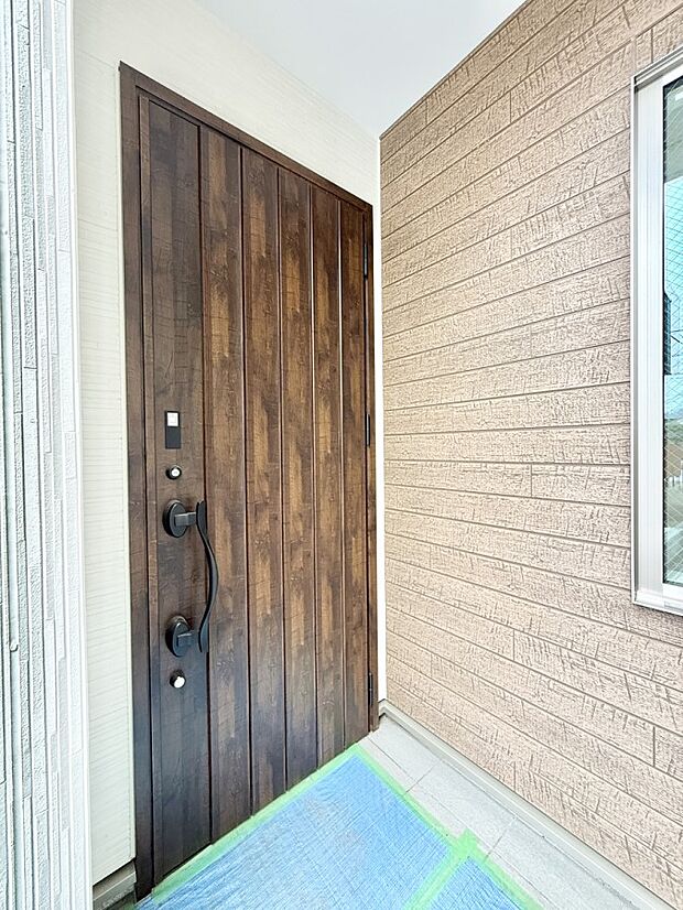 【玄関】■ 心地よい暮らしへとつながる、温かい玄関