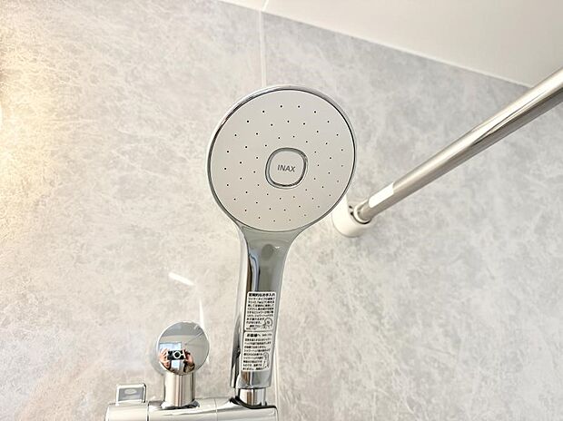 【止水シャワーヘッド】■手元で簡単に止水できるため、水の無駄遣いを減らすことができます。