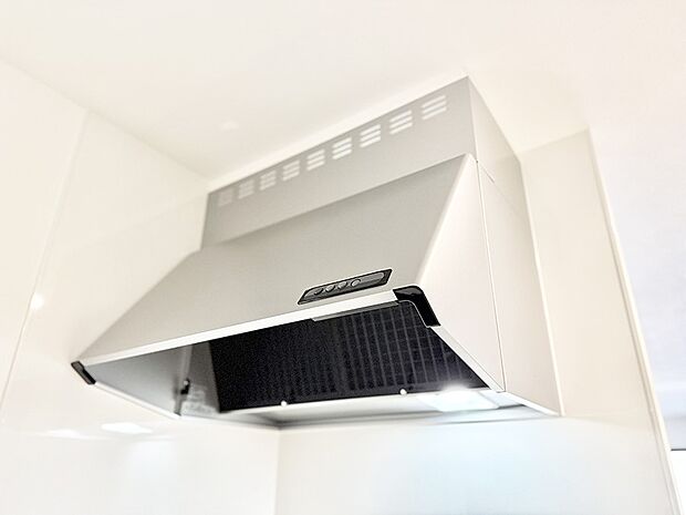 【レンジフード】■調理時の蒸気や匂いが換気扇に誘導され、効率的に排煙ができます。