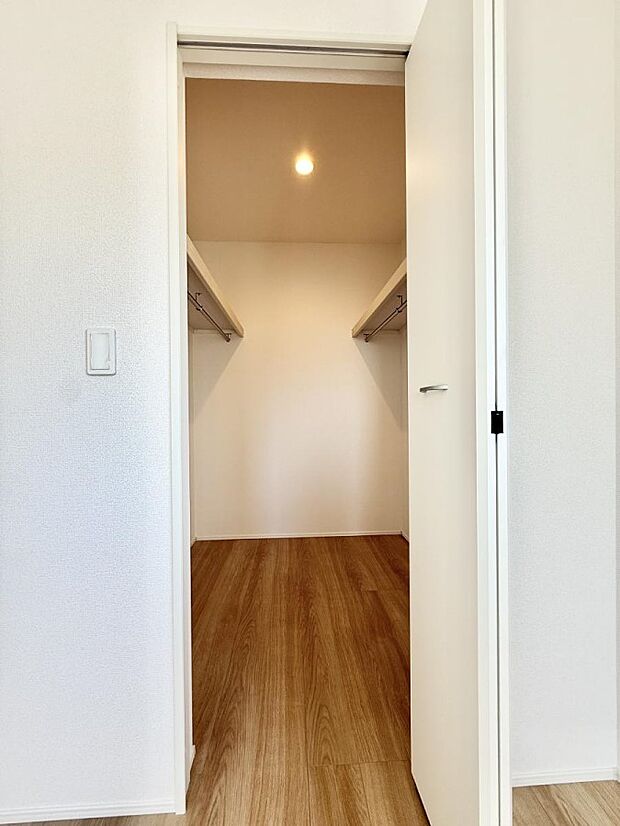 【収納】■季節の洋服も、思い出の小物もすっきり収納できるウォークインクローゼット付