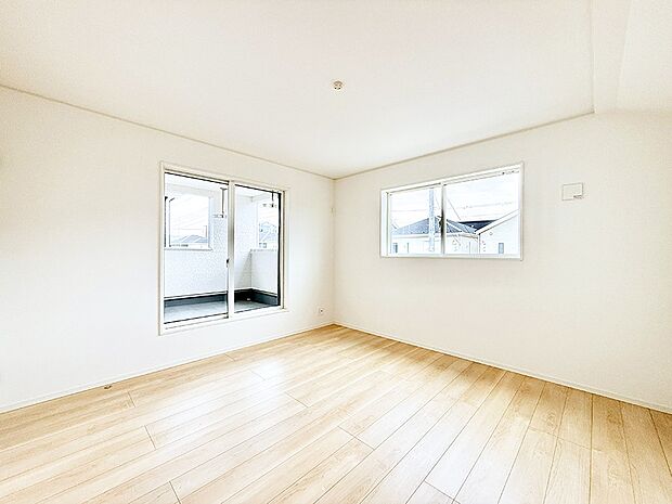 【寝室】■窓の配置や通気性の良い設計で部屋の空気がこもらず、常に新鮮な空気が流れます