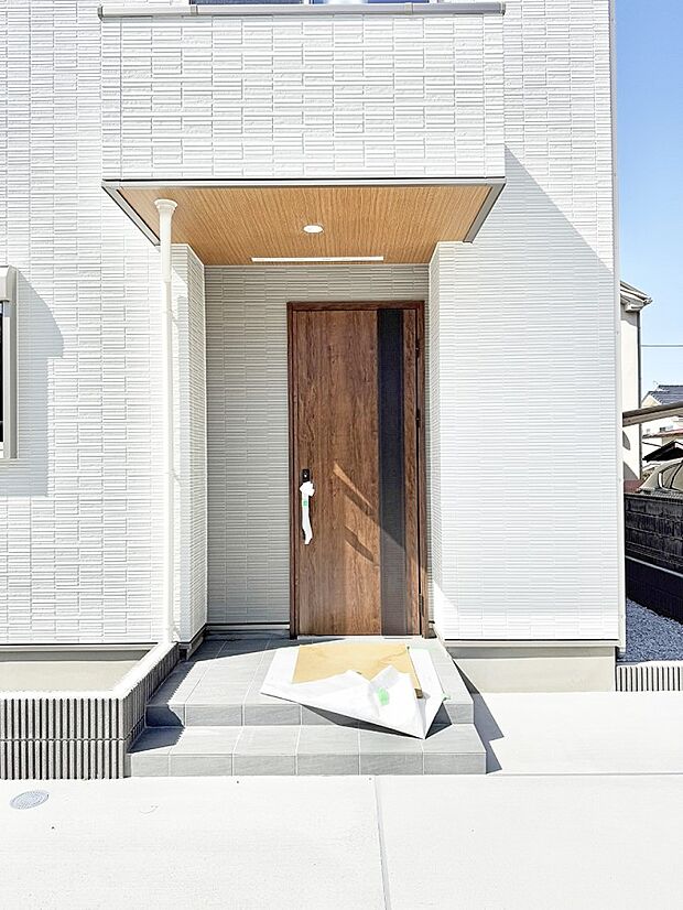 【玄関】■ シンプルで美しく、住まいの第一印象を彩る玄関です