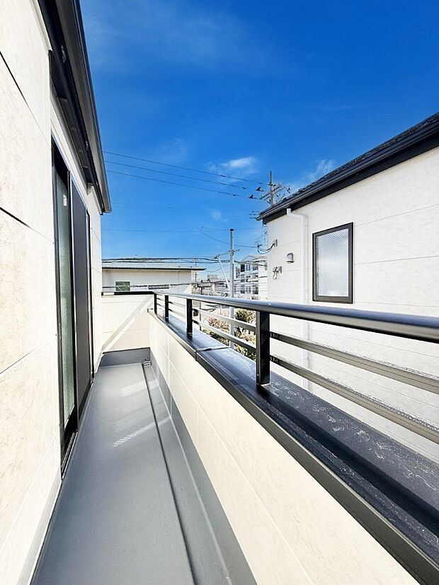 【バルコニー】■ 季節の移ろいを感じられる開放的な空間です
