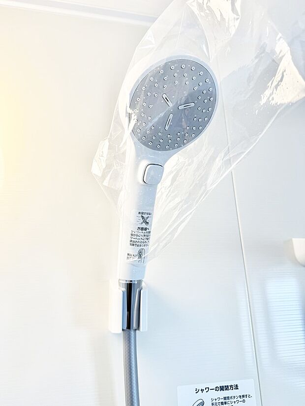 【止水シャワーヘッド】■手元で簡単に止水できるため、水の無駄遣いを減らすことができます。