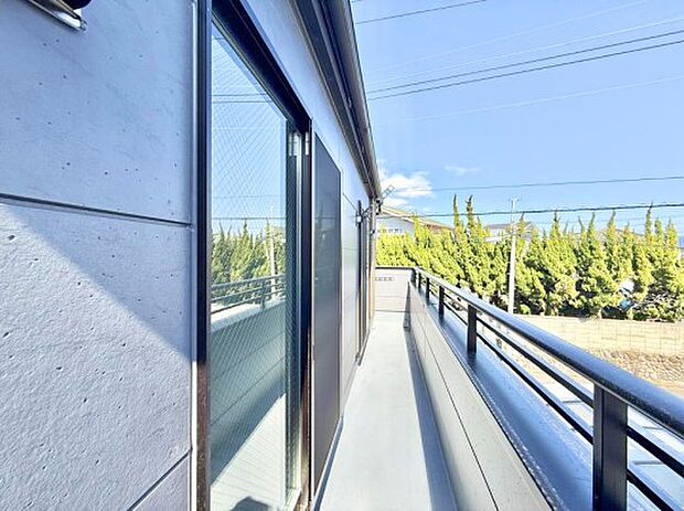 【バルコニー】■ 心地よい風と光を感じる、くつろぎのバルコニー