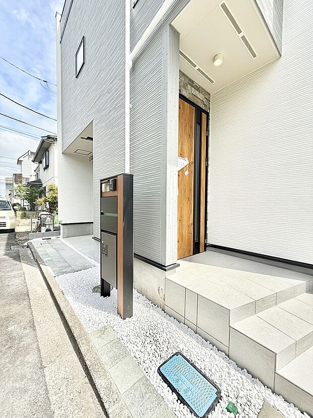 【玄関】1号棟 ■ 心地よい暮らしへとつながる、温かい玄関