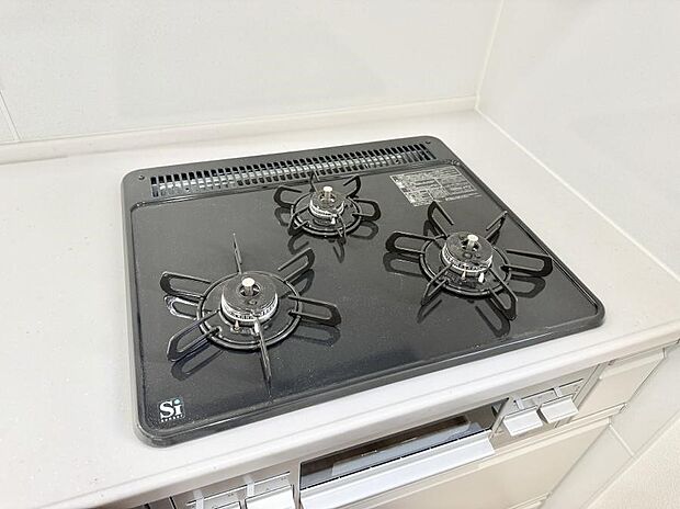 【3口ガスコンロ】■一度に多くの料理ができ便利で効率的